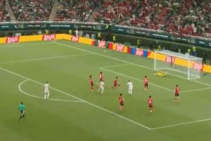 没打出威胁!捷克补时点球点附近低射被金承奎没收配图