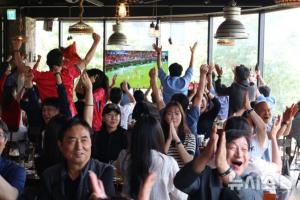 这就是世界杯!韩媒:韩国路上的士司机驻足看球,商场内市民庆祝配图