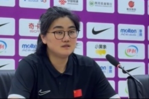 中国U17女篮主帅:面对年龄大的职业俱乐部 队员们打出了团队篮球配图