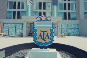 阿圭罗：机会来了😂！阿根廷驻地视频，梅西单人住202