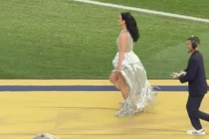 水果姐表演结束后直接脱掉鞋子光脚跑步，火速撤场🤣