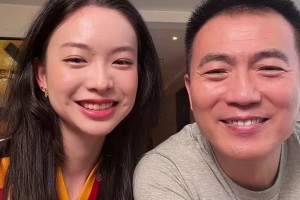 黄健翔带女儿直播聊球，女儿Judy 开朗出镜活力十足🫠