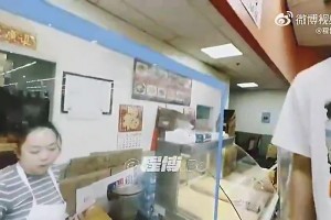 杨瀚森之前吃煎饼果子时想起周琦：我跟我琦哥也是梦幻联动了😂